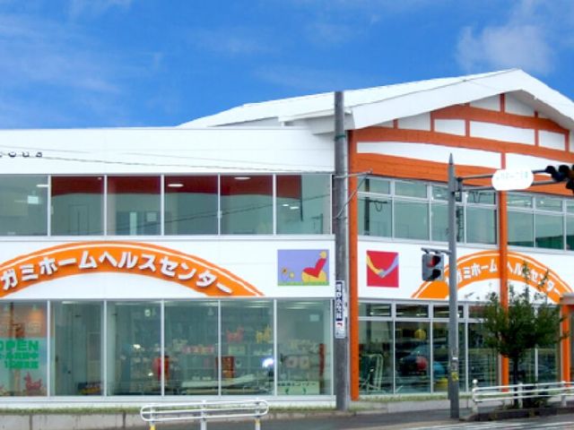 施設の明るい外観 外観 清潔感のある外観が印象的です。周囲にはお店もあり、地域に開かれた空間を提供しています。