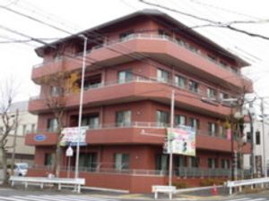 赤茶色の建物の外観