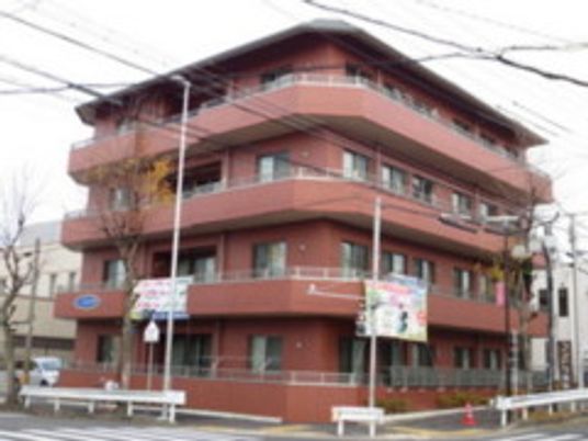 赤茶色の建物の外観