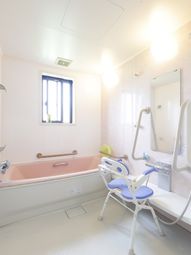 明るい浴室の設備