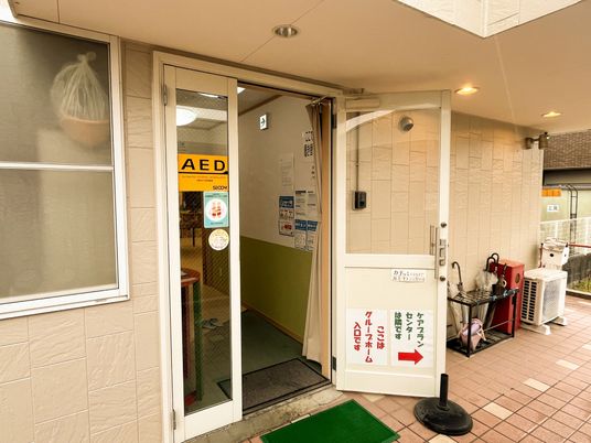 広い出入口の廊下