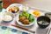 彩り豊かな食事が載った食器