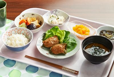 彩り豊かな食事が載った食器