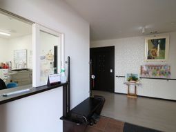 受付と廊下の明るい空間