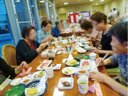 和やかな食事の様子