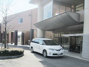車がある建物外観
