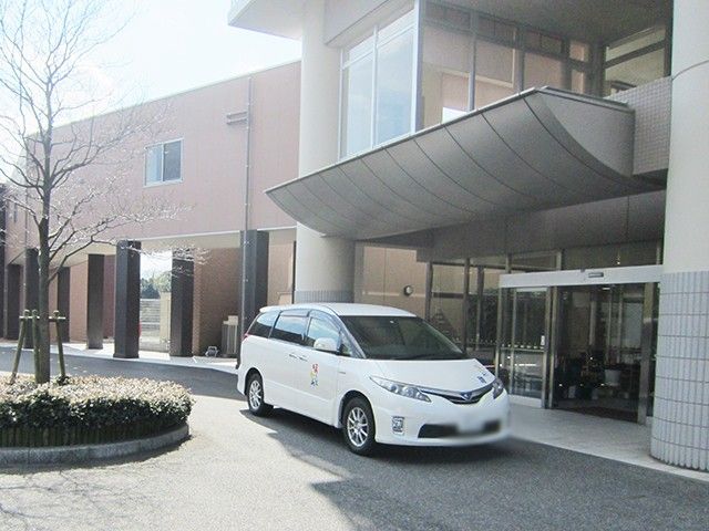 車がある建物外観