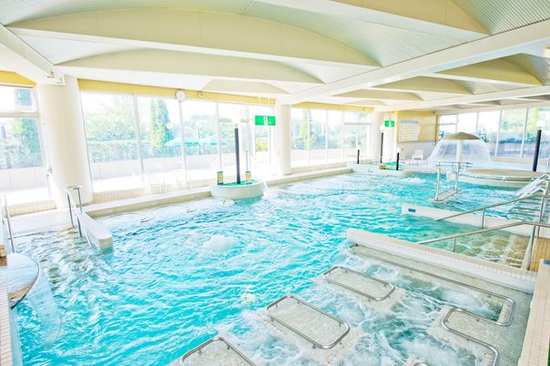 広い温水プールの施設