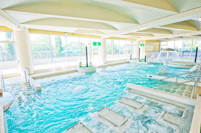 広い温水プールの施設