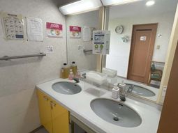 清潔な洗面台と鏡