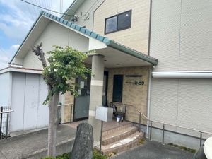 落ち着いた外観の建物