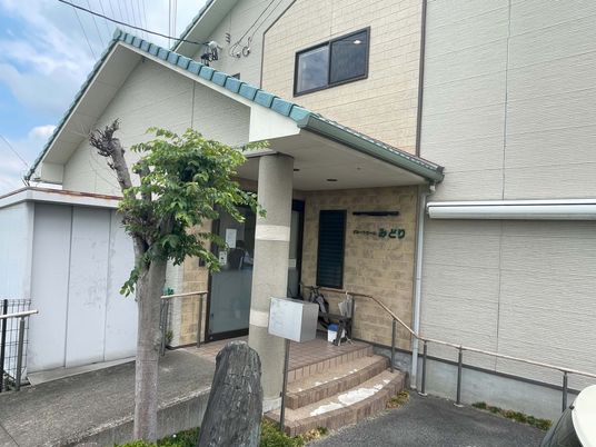 落ち着いた外観の建物