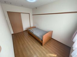 シンプルな居室の様子