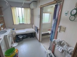 居室のベッドと窓