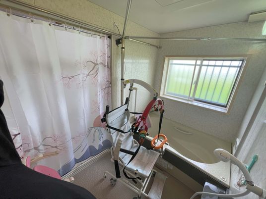 浴室と介助用リフト