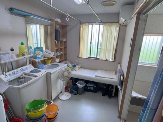 洗濯設備が整った洗面所