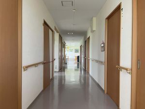 安全な手すり付き廊下