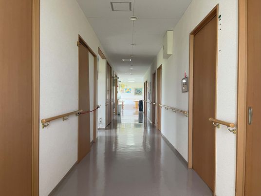 安全な手すり付き廊下