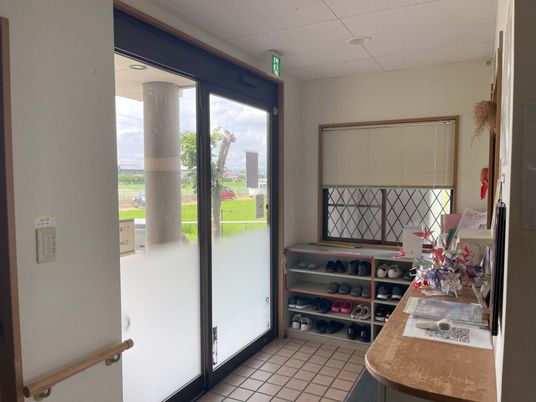 明るいエントランスの風景