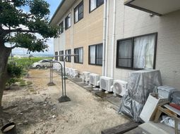 外のエアコンと建物外観
