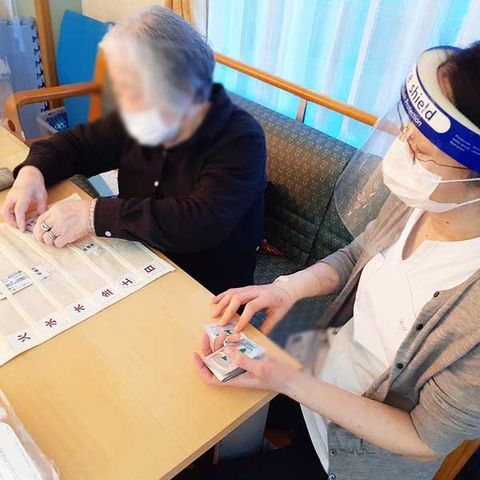 カード遊びを楽しむ場面