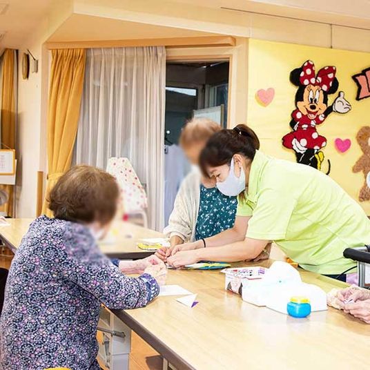 スタッフ対応中のラウンジ