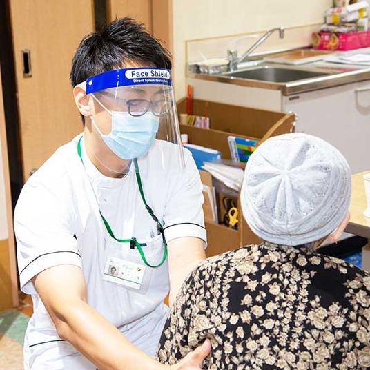 笑顔で対応する介護職員