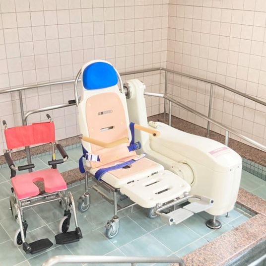 入浴補助機器と椅子の浴室