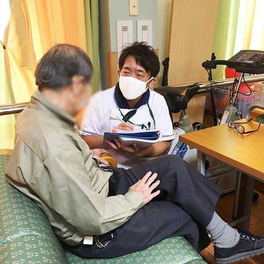 対話するスタッフと利用者の部屋