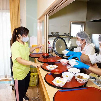 料理を取り分ける台所