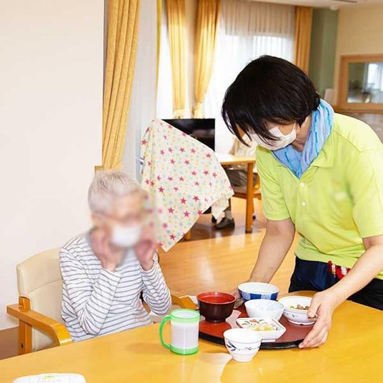 食事を提供するスタッフ
