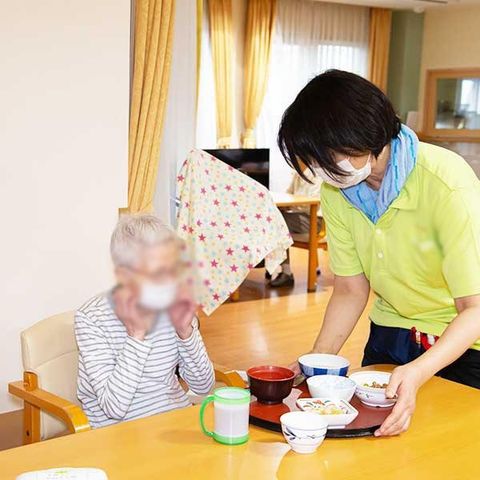 食事を提供するスタッフ