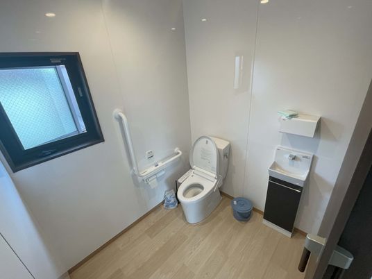 バリアフリー設計のトイレ