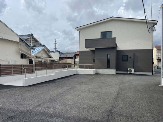 モダンな施設の外観