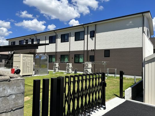 施設の明るい外観