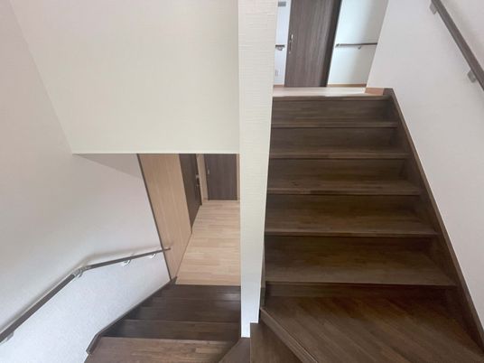 安全手すり付き階段