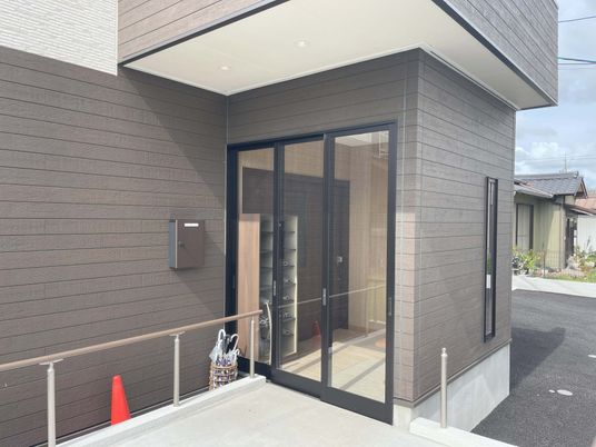 明るいエントランスの様子