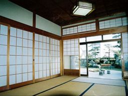 清潔な和室と庭園