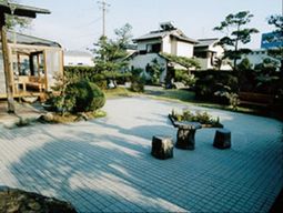 中庭の和やかな景色