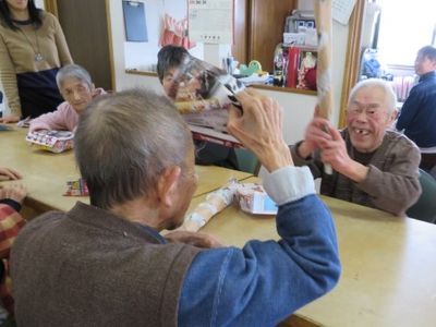 楽しげな高齢者の活動風景