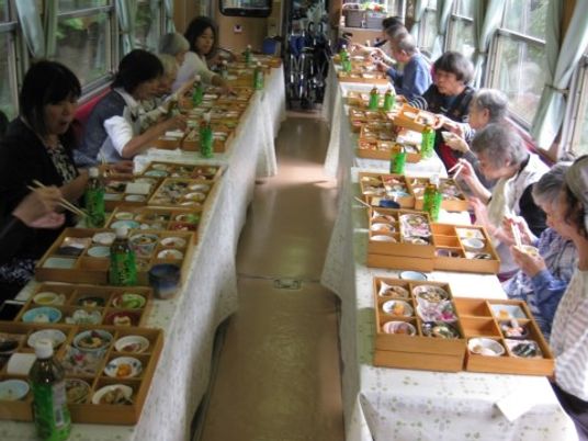食事時の居住者集合場面