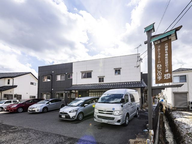 広々した駐車場と施設外観 外観 ゆとりのある駐車スペースを備えた施設で、忙しい日々の中でもスムーズに出入りができます。