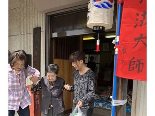 スタッフと入居者の散歩