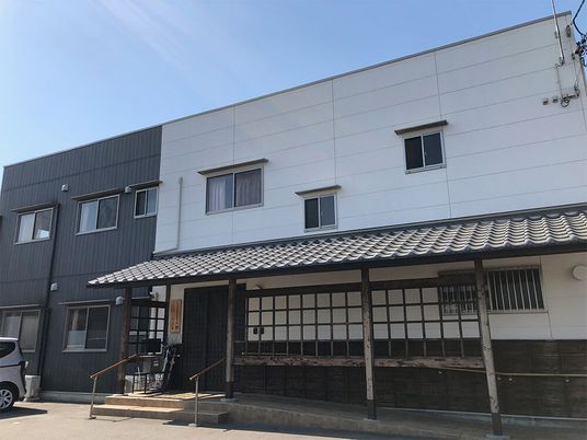施設の外観と玄関