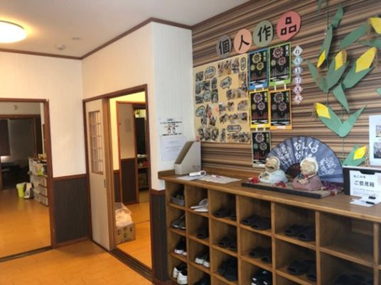 飾り棚のある玄関ホール  