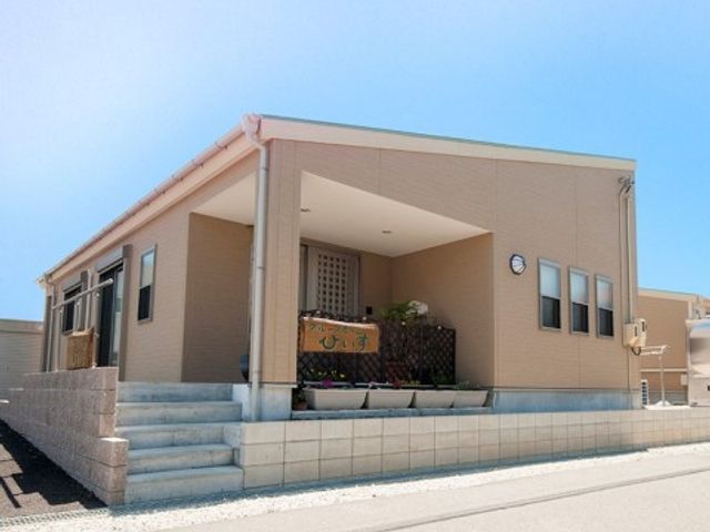 日中の明るい外観
