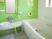 緑の壁の明るい浴室