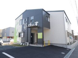 明るい外観の建物