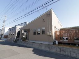 明るい建物の外観