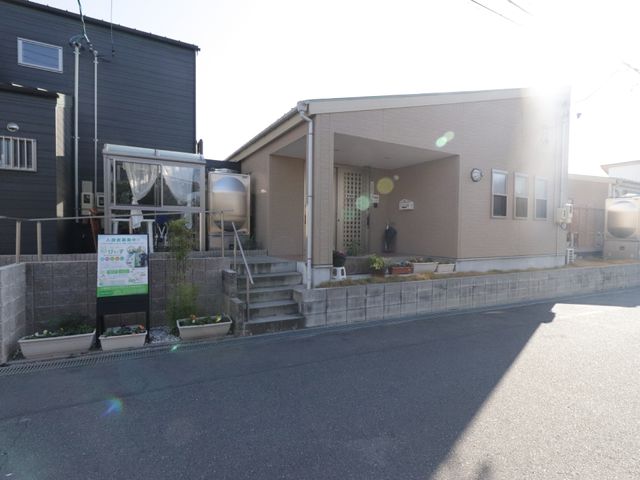 日中の外観
